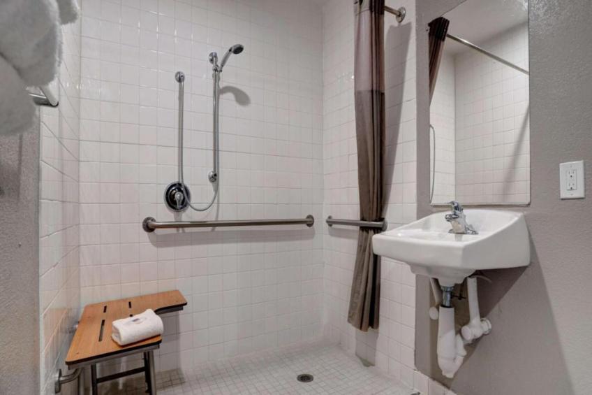 1 Queen Bed  ADA/RI Shower/Micfridge - foto 14