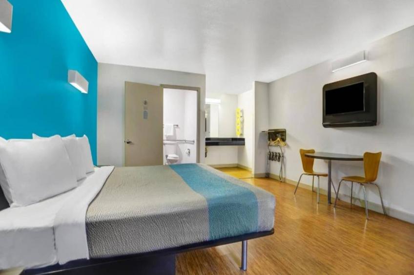 1 King Bed  Mobility Accessible Tub Nsmk - foto 6