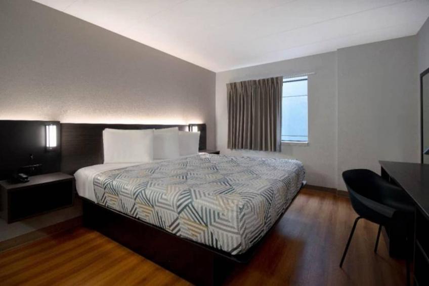 1 King Bed  Micfridge
