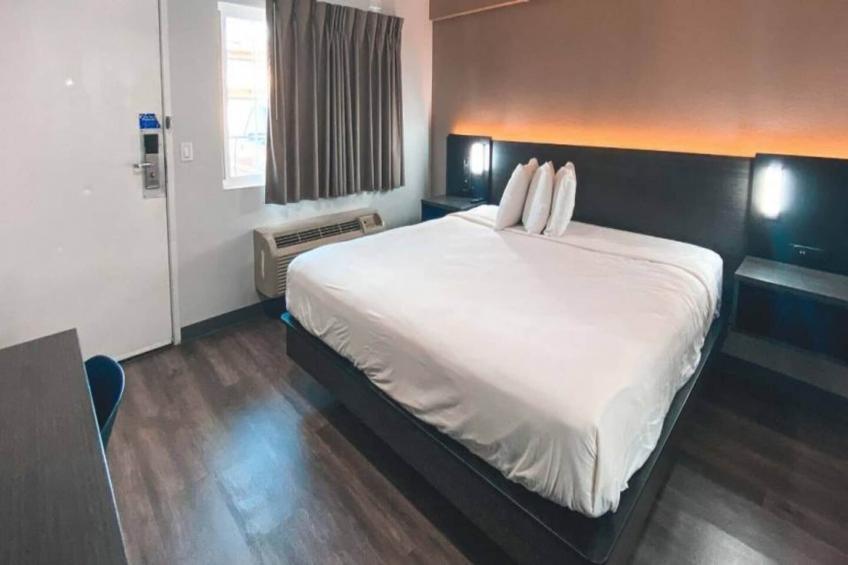1 King Bed  Non-Smoking Kitchen - foto 12