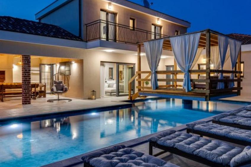 Magnificent Villa Oasis with extra large heated po