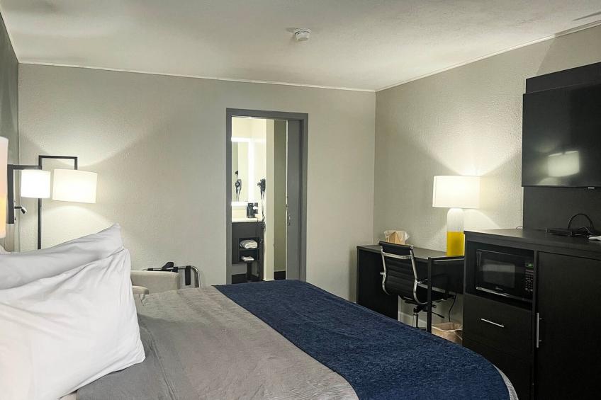 1 Queen Bed | Non-Smoking, Micfridge - foto 16