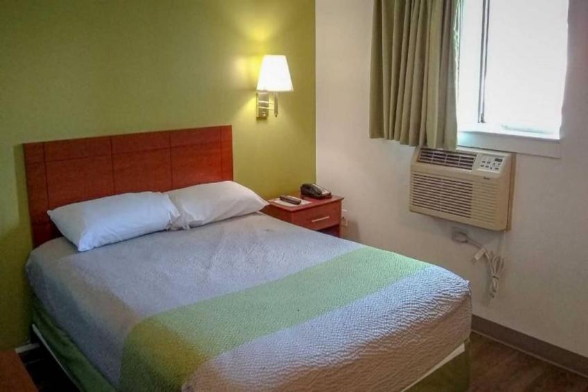 1 Queen Bed  Non-Smoking Micfridge - foto 9