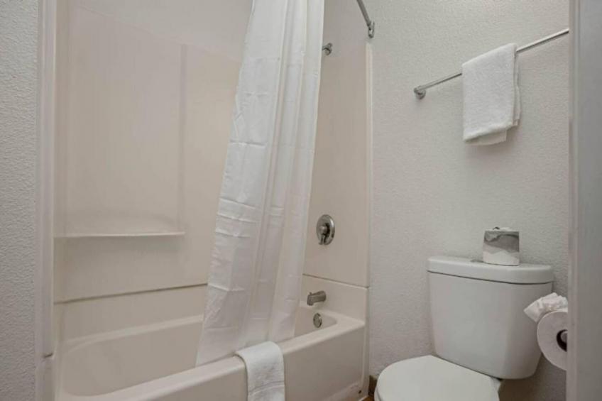 1 Full Bed  ADA/RI Shower - foto 24
