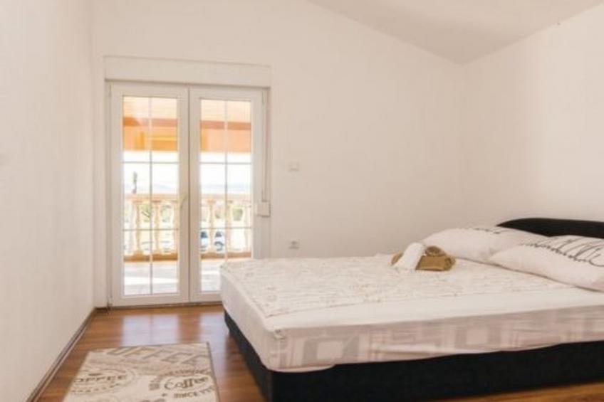 Laura mit Pool - foto 18