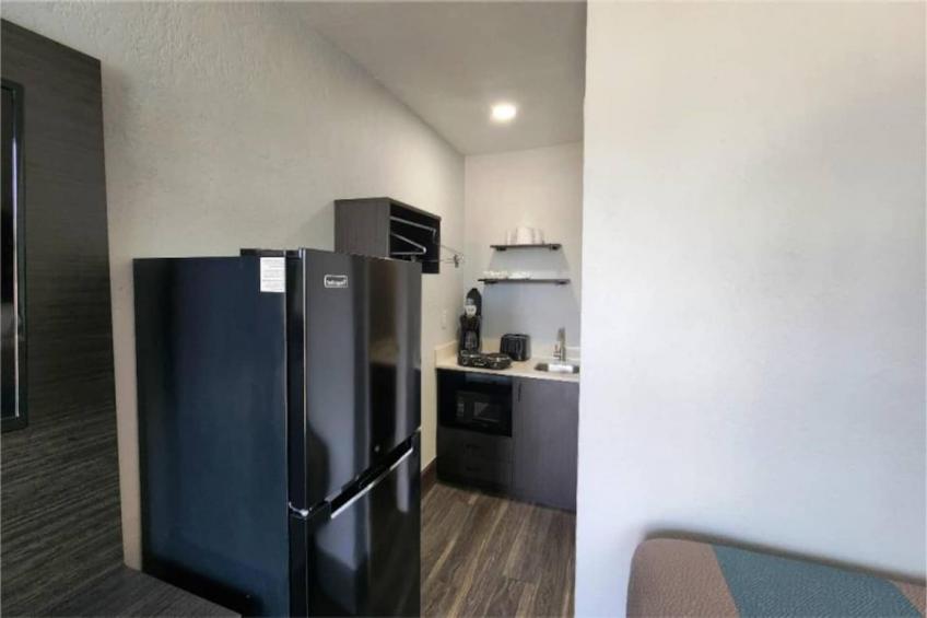 1 Queen Bed  Non-Smoking Kitchen - foto 16