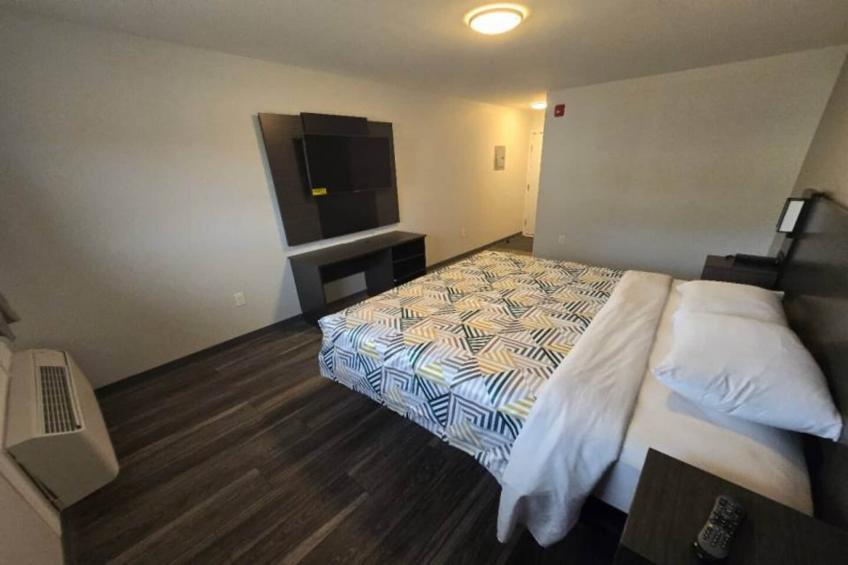 1 King Bed  Non-Smoking Hot Tub - foto 4