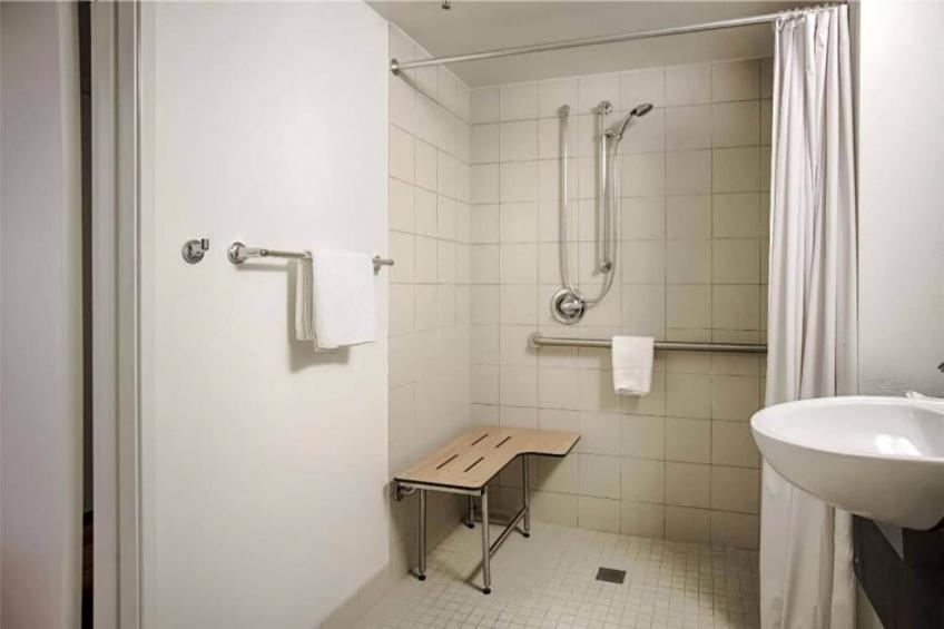 2 Queen Beds  Mobility Accessible Tub Nsmk - foto 8