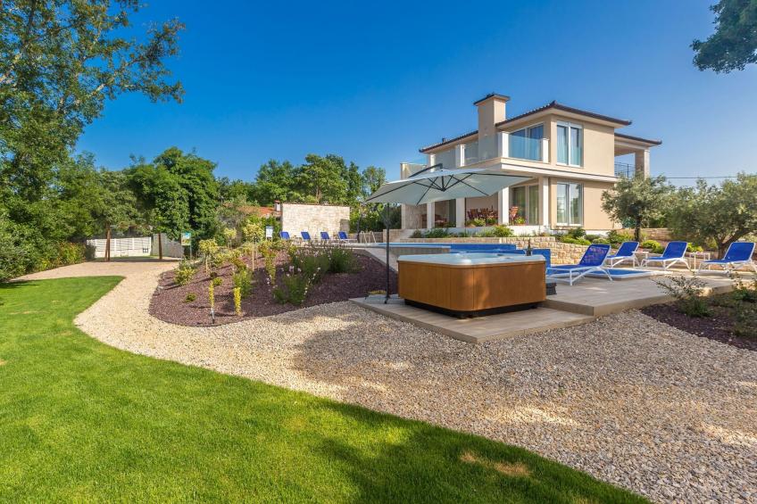 Schöne Villa in einer ruhigen Umgebung mit Pool - foto 3