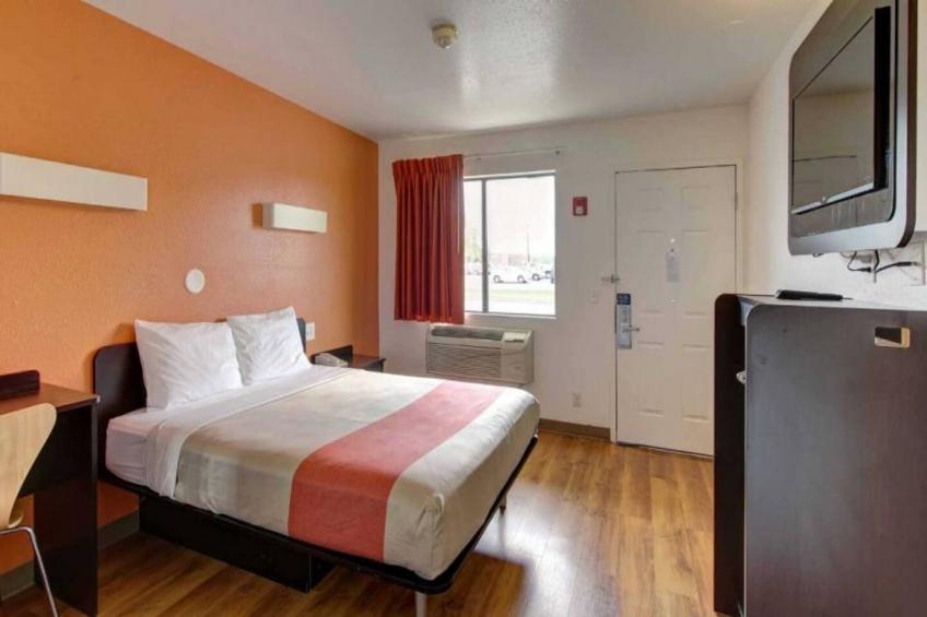 1 Queen Bed  Mobil Acc RI Shwr Smk Micfridg - foto 5