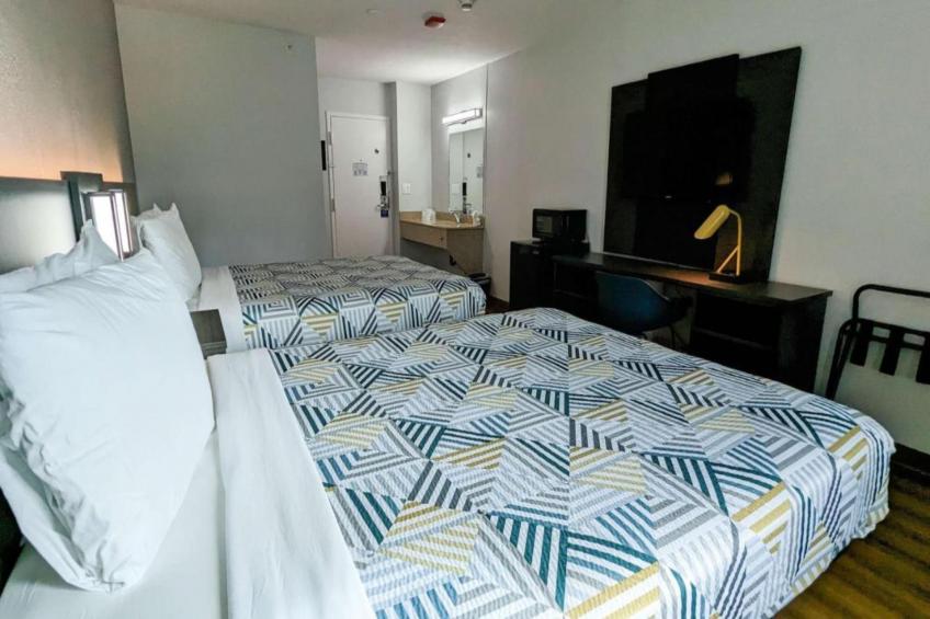 2 Queen Beds  Premium Mini Fridge - foto 11