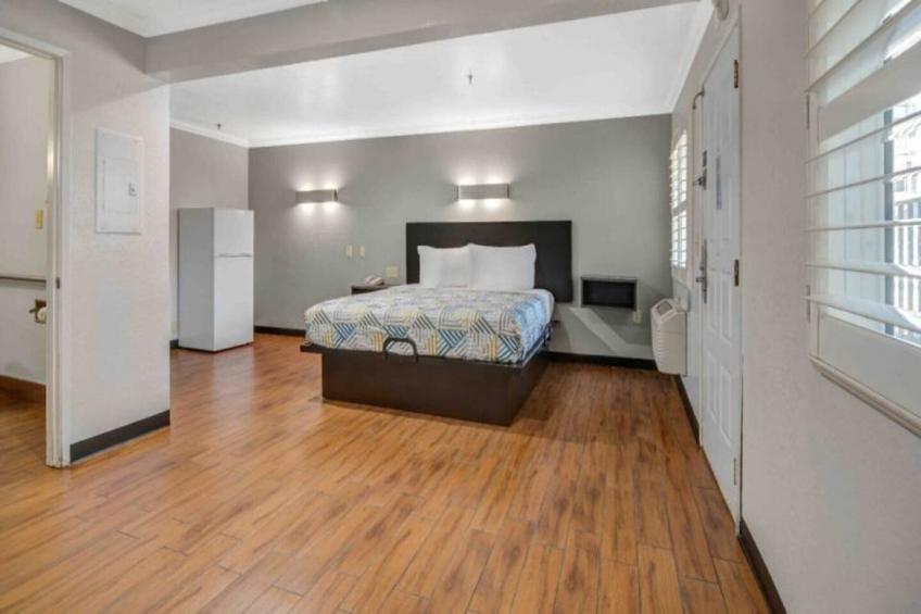 1 King Bed  Non-Smoking Micfridge - foto 17