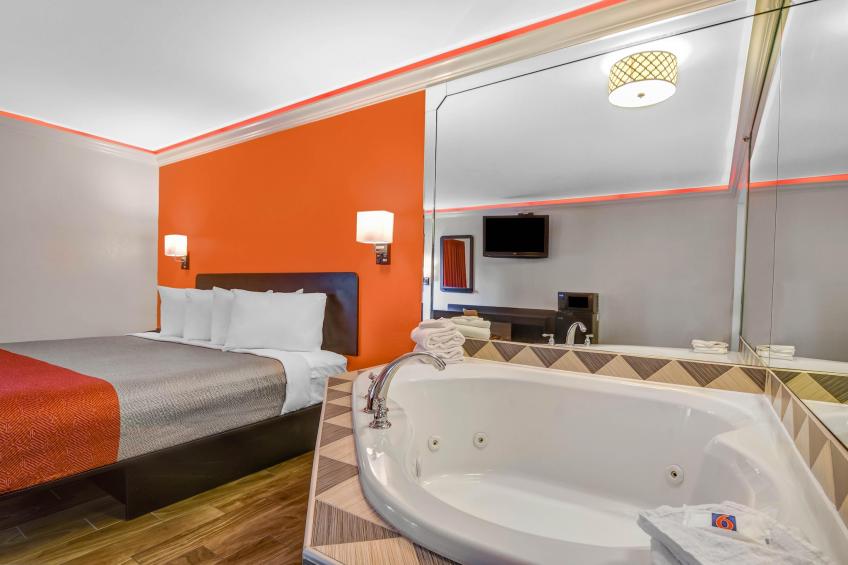 1 King Bed  Non-Smoking Hot Tub - foto 11