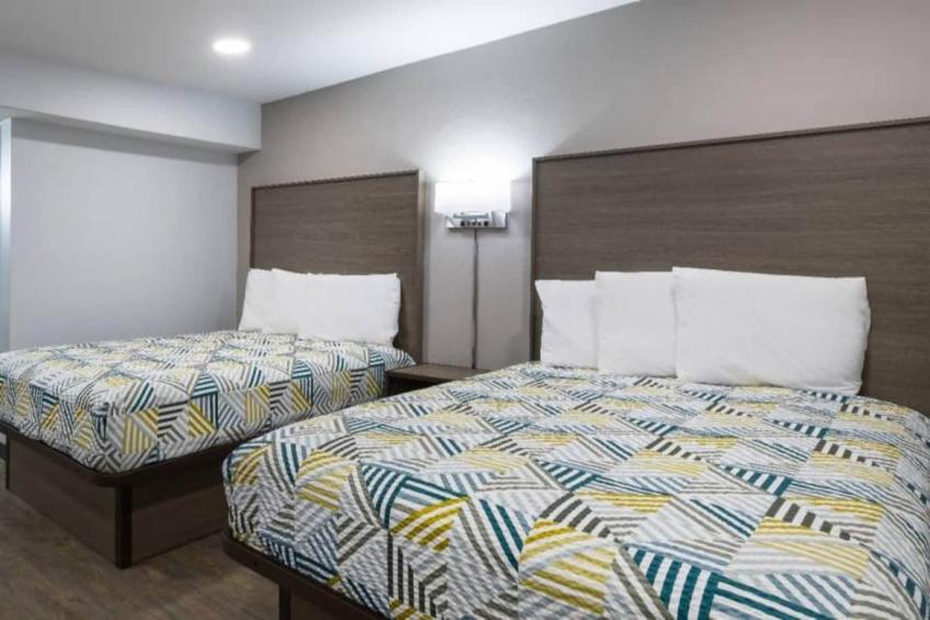 2 Queen Beds  Smoking Kitchen - foto 13