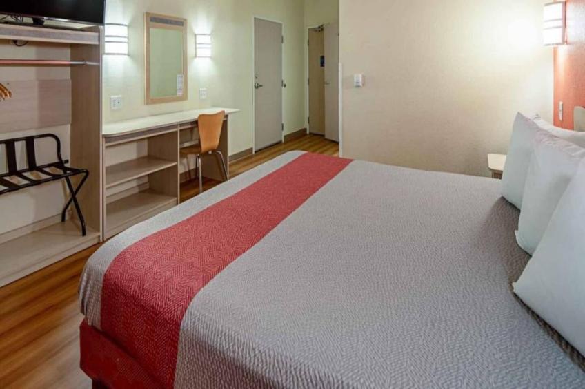 1 King Bed  Mobility Accessible RI Shower Nsmk - foto 11