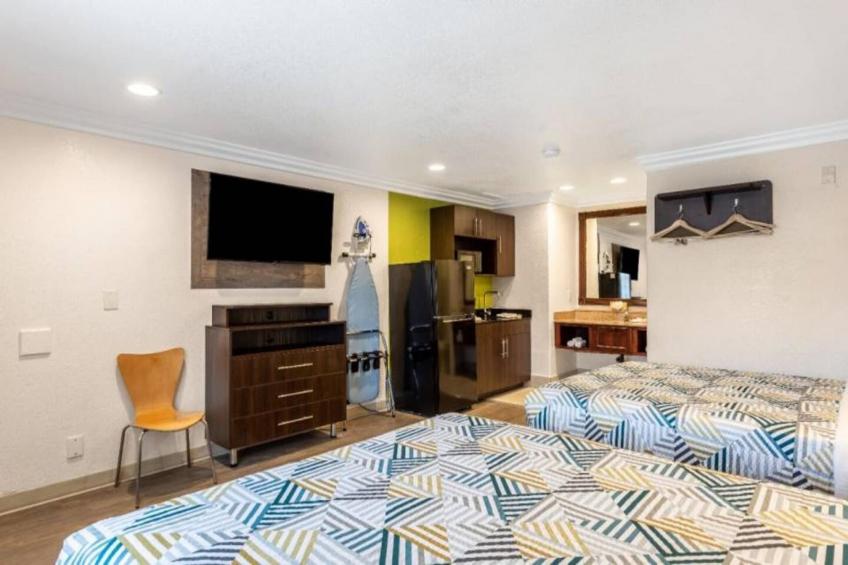 2 Queen Beds  Non-Smoking Kitchen - foto 24