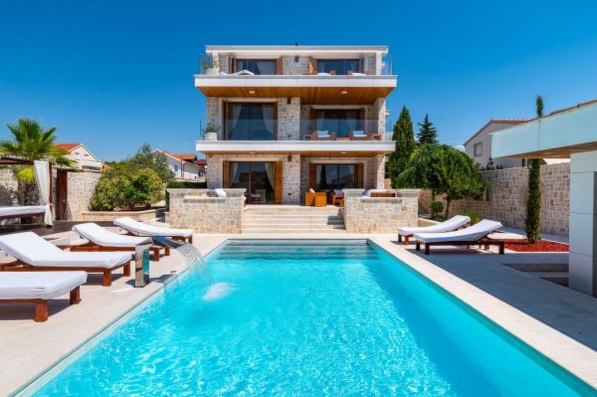 Villa Nena with heated pool, jacuzzi and sauna