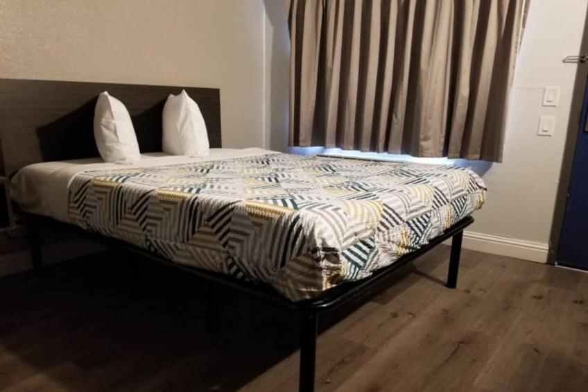 1 Queen Bed  Micfridge - foto 37
