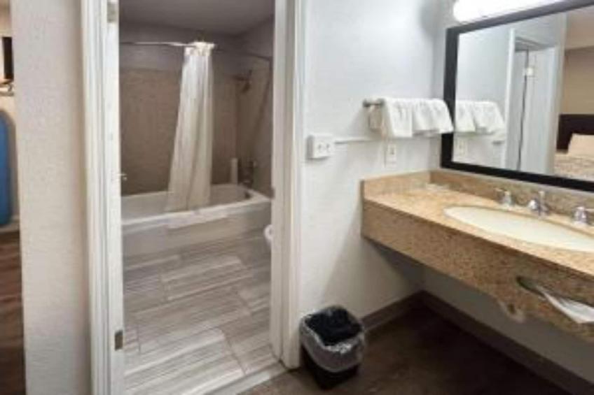 1 Queen Bed  Suite Non-Smoking Micfridge - foto 11