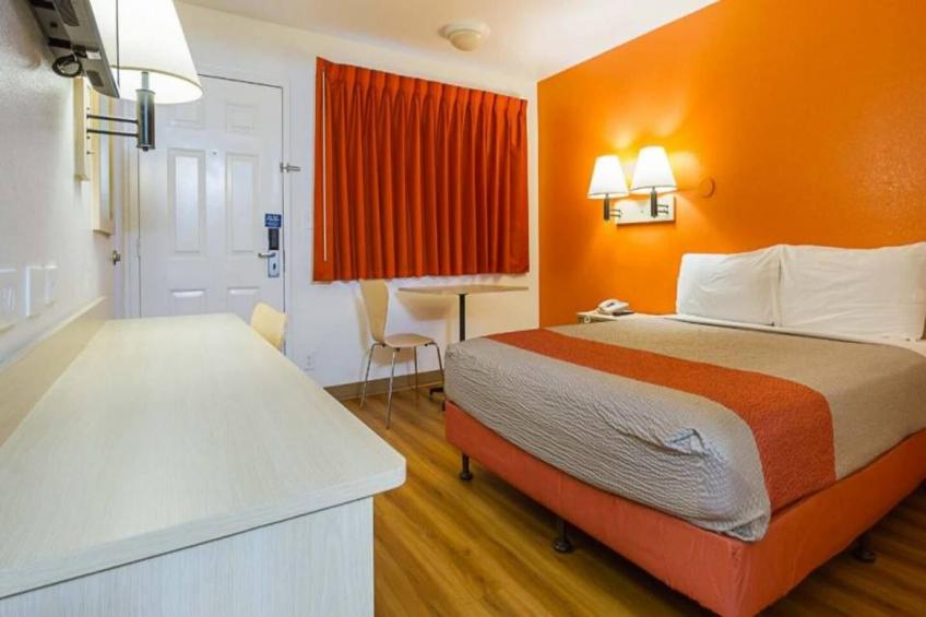 1 Queen Bed  Mini Fridge - foto 9