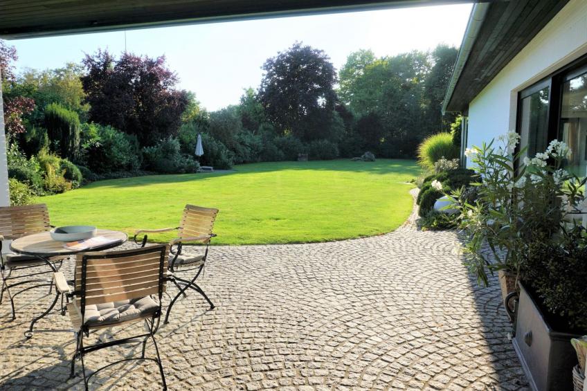 Großzügiges Haus mit traumhafter Gartenanlage - foto 2