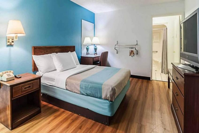 1 King Bed  Non-Smoking