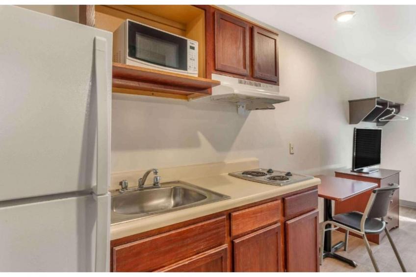 1 King Bed | Hearing Accessible, Kitchen - foto 3