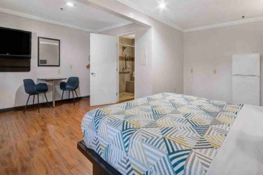 1 King Bed  Non-Smoking Kitchen - foto 14