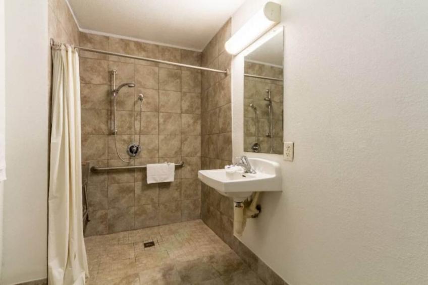 1 King Bed  Mobility Accessible RI Shower Nsmk - foto 2