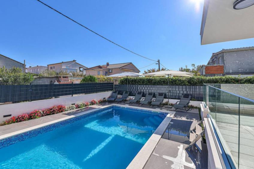 Expansive Retreat with Private Pool & BBQ, Near the Beach - Six Bedroom Villa - foto 38