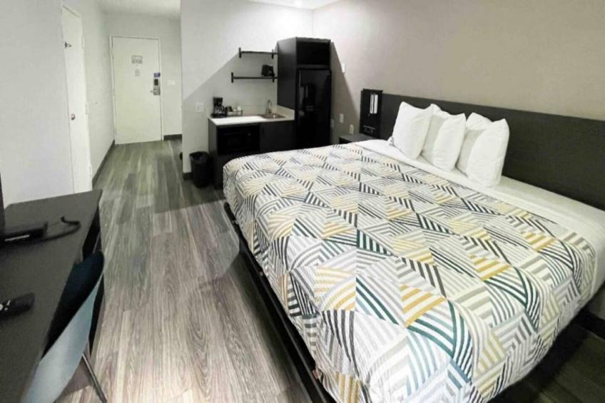 1 King Bed  Smoking Micfridge - foto 27