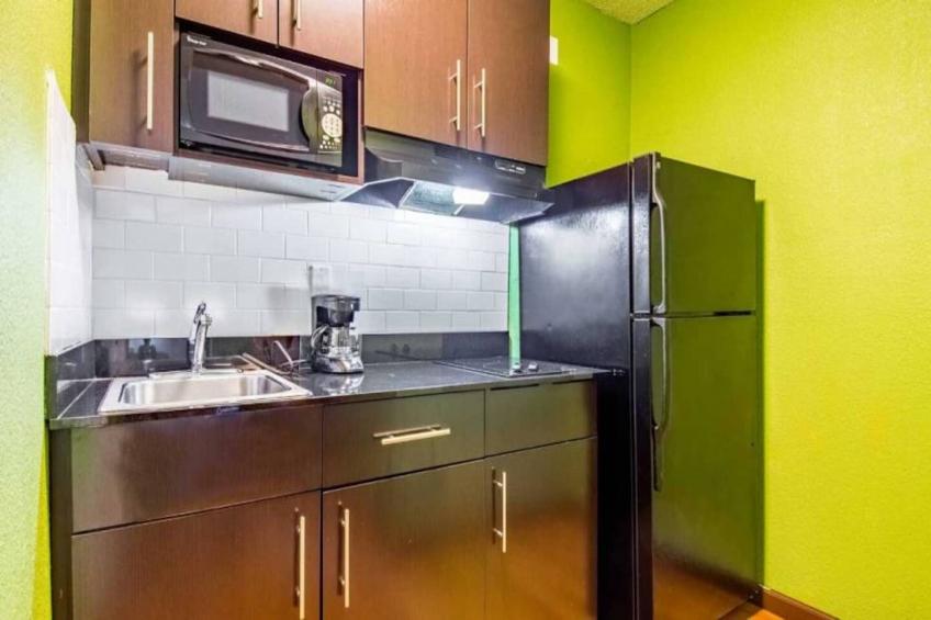 1 King Bed  Non-Smoking Kitchen - foto 6