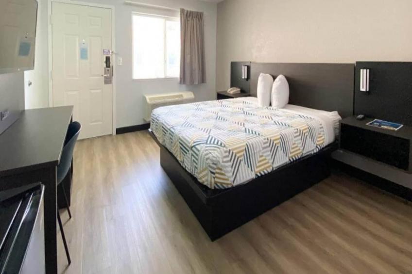 1 Queen Bed  Mini Fridge - foto 9
