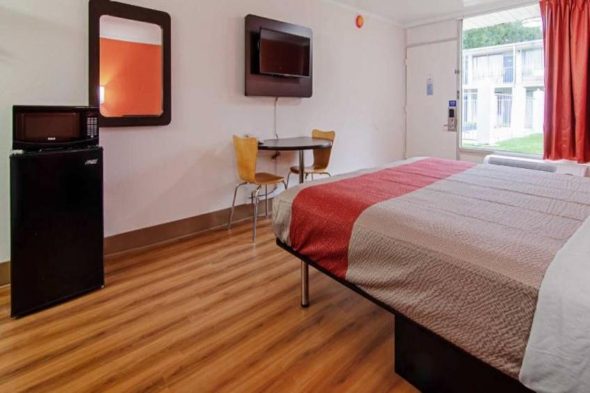 1 King Bed  Non-Smoking Micfridge - foto 10