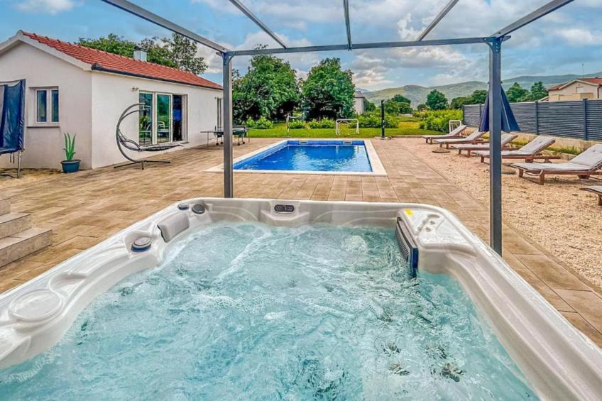 Ana mit Pool und Jacuzzi