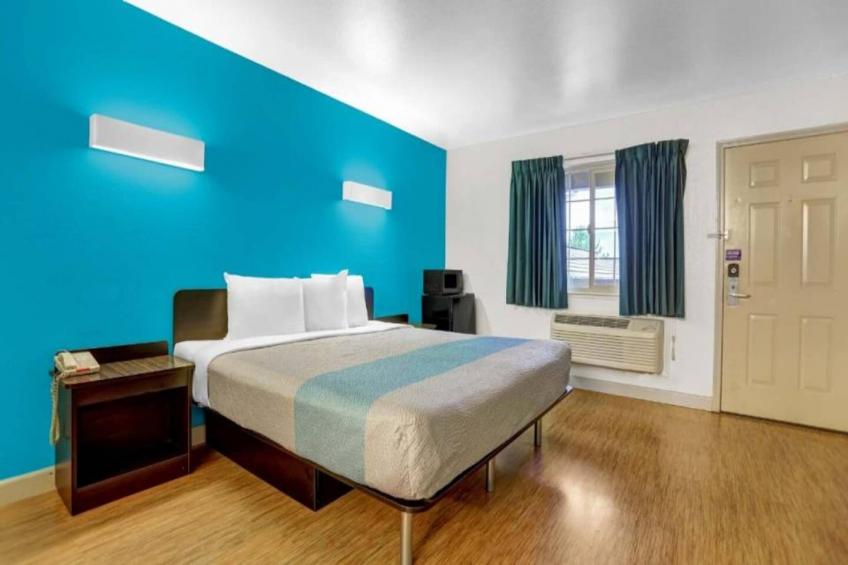 1 King Bed  Non-Smoking - foto 10