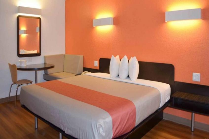 1 King Bed  Non-Smoking Micfridge - foto 5