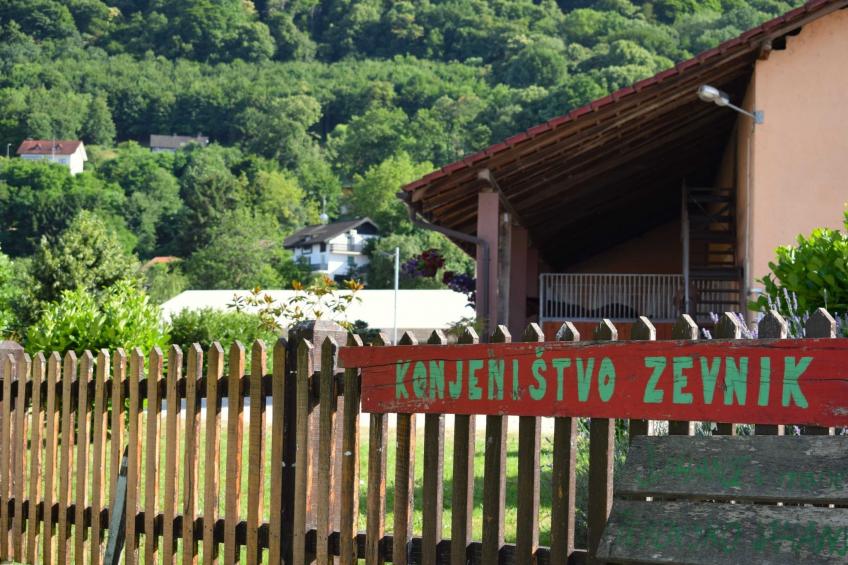 Zevnik Quiet Retreat with Stunning Views and Equestrian Activities - Triple Room with Private  Bathroom - foto 17