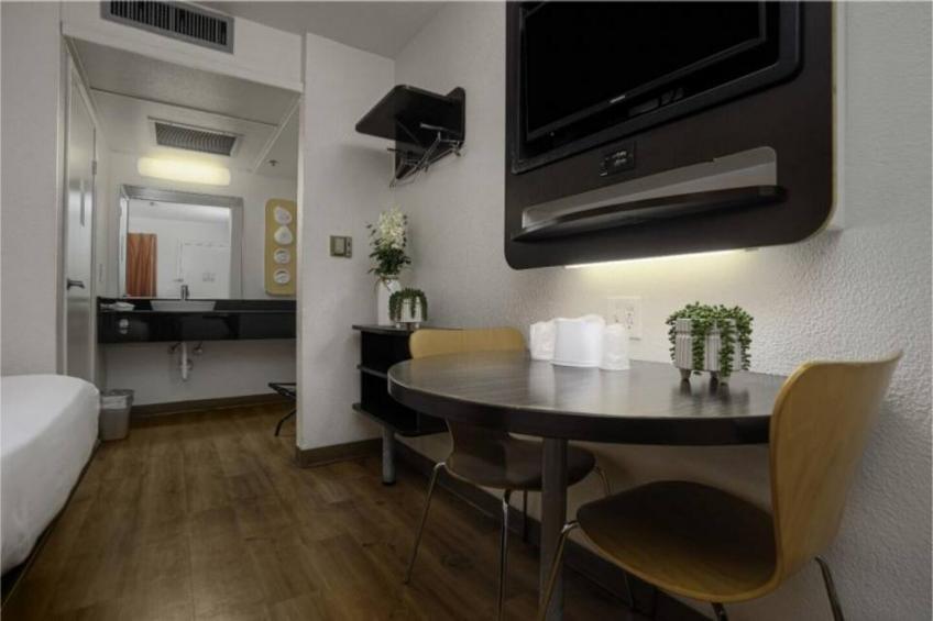 1 Full Bed  ADA/RI Shower - foto 34