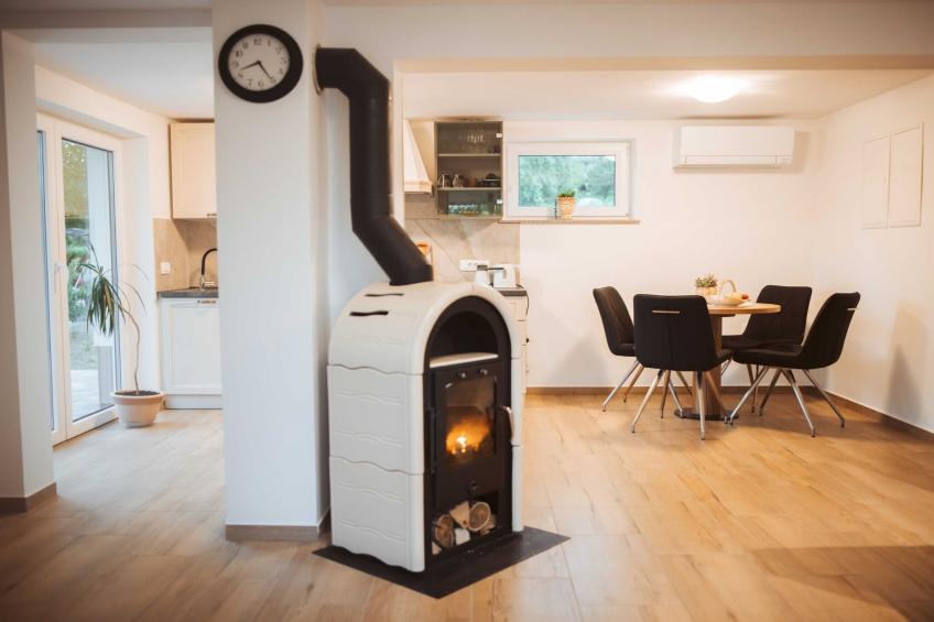 Cozy Holiday Home with Fireplace and Scenic Hills in Bistrica ob Sotli - Two Bedroom Holiday Home - foto 10