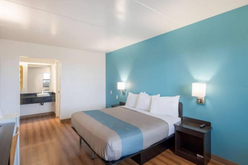 1 KING BED  SUITE NON-SMOKING MINI FRIDGE - foto 10