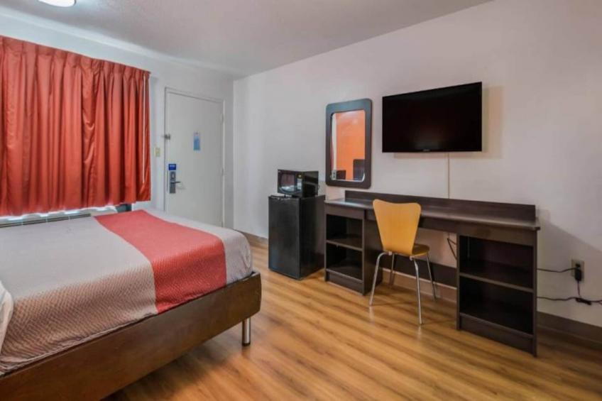 1 King Bed  Non-Smoking Micfridge - foto 2