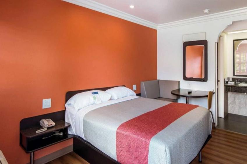 1 King Bed  Non-Smoking Micfridge - foto 6