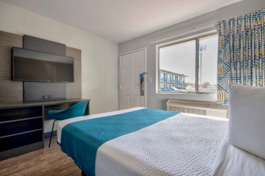 1 Queen Bed  Micfridge - foto 6