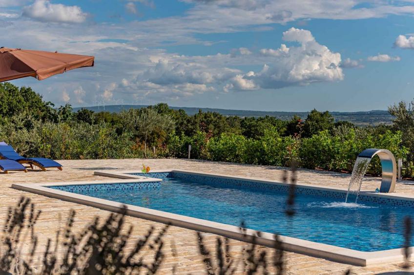 Villa with outdoor pool - BF-TG5JW