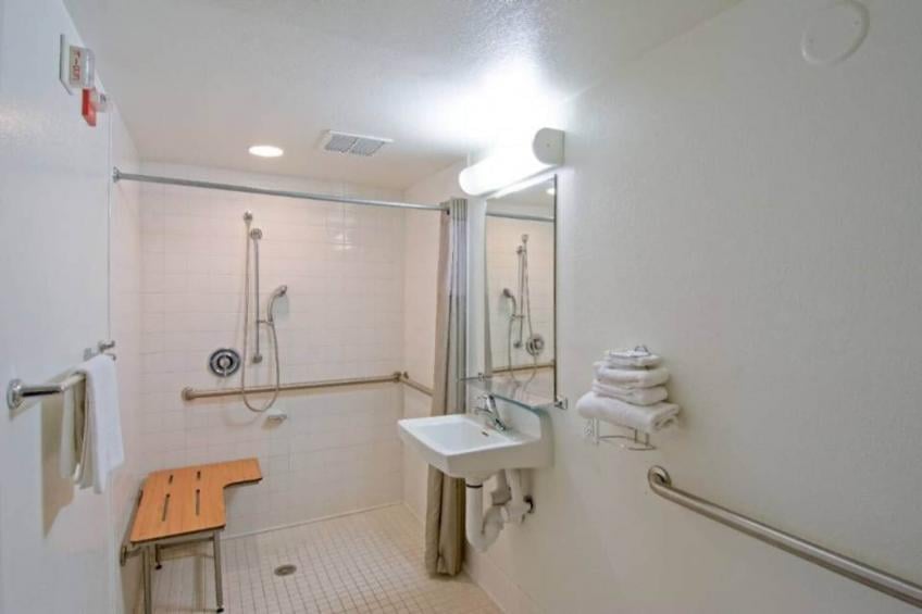 1 Queen Bed  ADA/RI Shower - foto 20