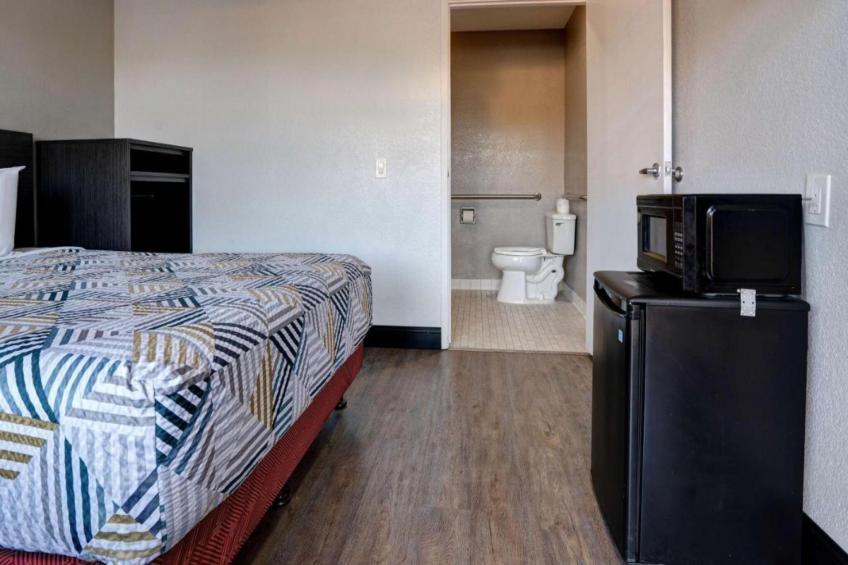 1 Queen Bed  Micfridge - foto 6