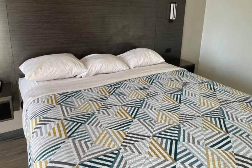 1 King Bed  Non-Smoking Micfridge - foto 7