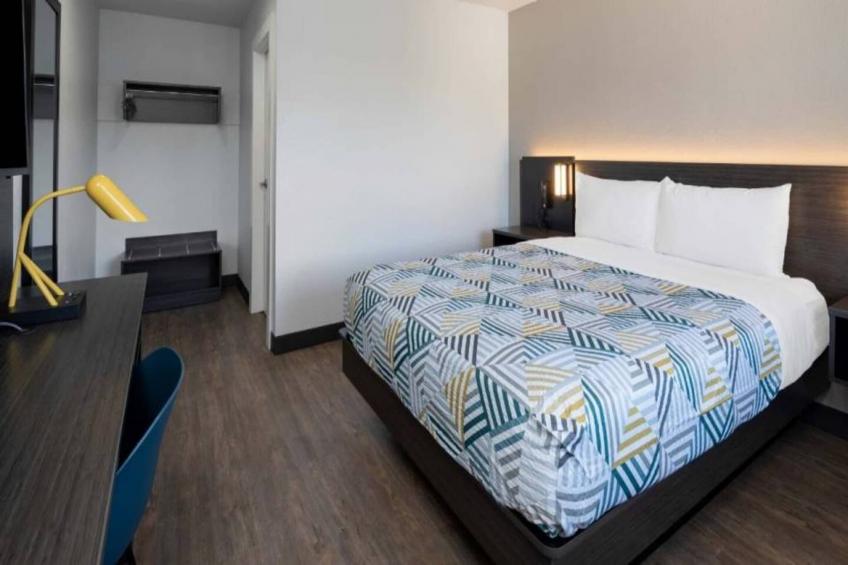 1 Queen Bed  ADA/RI Shower/Mini Fridge - foto 7
