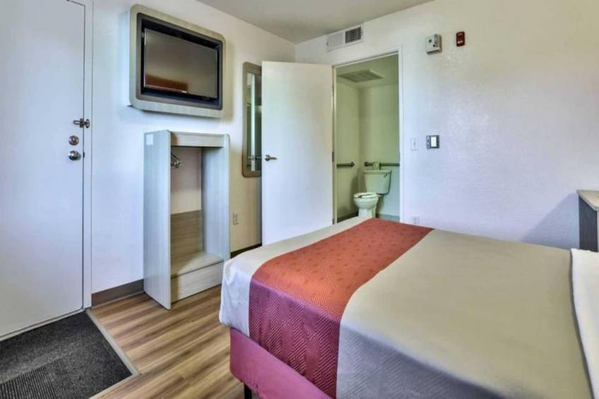 1 Full Bed  ADA/RI Shower/Micfridge - foto 2